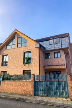 OVIEDO, İspanya - 7 Nisan 2025: Oviedo, İspanya 'da tipik kuzey İspanyol evleri