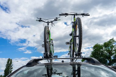 KYIV, UKRAINE - 8 AĞUSTOS 2020: Thule montları kullanılarak bir Renault Duster 'ın çatısında bisiklet güvence altına almak açık hava bisiklet macerası için güvenli ve verimli bir ulaşım sağlar.