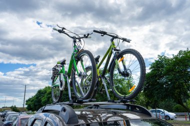 KYIV, UKRAINE - 8 AĞUSTOS 2020: Thule montları kullanılarak bir Renault Duster 'ın çatısında bisiklet güvence altına almak açık hava bisiklet macerası için güvenli ve verimli bir ulaşım sağlar.