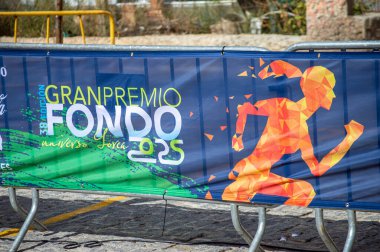 ORGIVA, İSPA - 18 Mayıs 2025: La Carrera Popüler Orgiva İspanya 'nın Orgiva kentinde 18.500 metre uzunluğundaki en uzun mesafe atletizm müsabakasıdır.