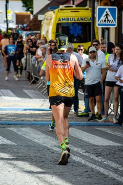 ORGIVA, İSPA - 18 Mayıs 2025: La Carrera Popüler Orgiva İspanya 'nın Orgiva kentinde 18.500 metre uzunluğundaki en uzun mesafe atletizm müsabakasıdır.