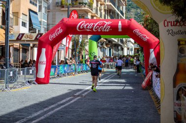 ORGIVA, İSPA - 18 Mayıs 2025: La Carrera Popüler Orgiva İspanya 'nın Orgiva kentinde 18.500 metre uzunluğundaki en uzun mesafe atletizm müsabakasıdır.