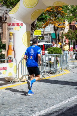 ORGIVA, İSPA - 18 Mayıs 2025: La Carrera Popüler Orgiva İspanya 'nın Orgiva kentinde 18.500 metre uzunluğundaki en uzun mesafe atletizm müsabakasıdır.