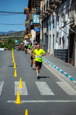 ORGIVA, İSPA - 18 Mayıs 2025: La Carrera Popüler Orgiva İspanya 'nın Orgiva kentinde 18.500 metre uzunluğundaki en uzun mesafe atletizm müsabakasıdır.