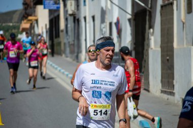 ORGIVA, İSPA - 18 Mayıs 2025: La Carrera Popüler Orgiva İspanya 'nın Orgiva kentinde 18.500 metre uzunluğundaki en uzun mesafe atletizm müsabakasıdır.