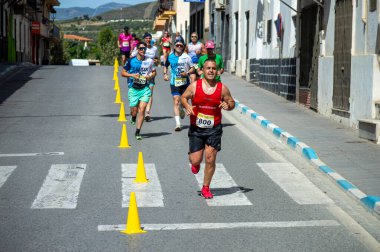 ORGIVA, İSPA - 18 Mayıs 2025: La Carrera Popüler Orgiva İspanya 'nın Orgiva kentinde 18.500 metre uzunluğundaki en uzun mesafe atletizm müsabakasıdır.