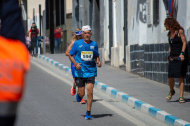 ORGIVA, İSPA - 18 Mayıs 2025: La Carrera Popüler Orgiva İspanya 'nın Orgiva kentinde 18.500 metre uzunluğundaki en uzun mesafe atletizm müsabakasıdır.