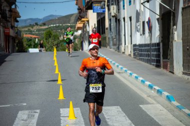 ORGIVA, İSPA - 18 Mayıs 2025: La Carrera Popüler Orgiva İspanya 'nın Orgiva kentinde 18.500 metre uzunluğundaki en uzun mesafe atletizm müsabakasıdır.