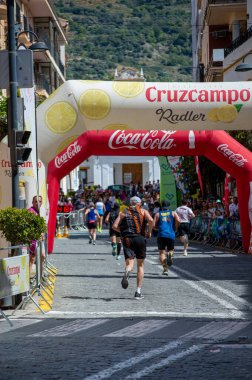 ORGIVA, İSPA - 18 Mayıs 2025: La Carrera Popüler Orgiva İspanya 'nın Orgiva kentinde 18.500 metre uzunluğundaki en uzun mesafe atletizm müsabakasıdır.