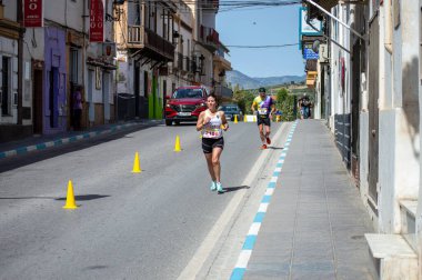 ORGIVA, İSPA - 18 Mayıs 2025: La Carrera Popüler Orgiva İspanya 'nın Orgiva kentinde 18.500 metre uzunluğundaki en uzun mesafe atletizm müsabakasıdır.
