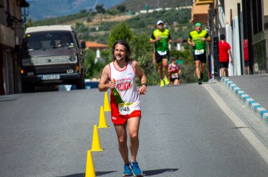 ORGIVA, İSPA - 18 Mayıs 2025: La Carrera Popüler Orgiva İspanya 'nın Orgiva kentinde 18.500 metre uzunluğundaki en uzun mesafe atletizm müsabakasıdır.