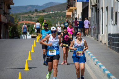 ORGIVA, İSPA - 18 Mayıs 2025: La Carrera Popüler Orgiva İspanya 'nın Orgiva kentinde 18.500 metre uzunluğundaki en uzun mesafe atletizm müsabakasıdır.