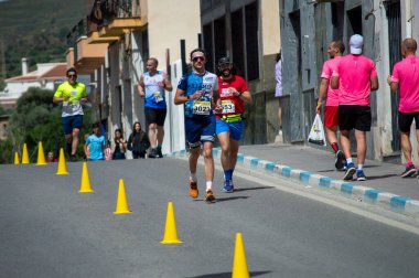 ORGIVA, İSPA - 18 Mayıs 2025: La Carrera Popüler Orgiva İspanya 'nın Orgiva kentinde 18.500 metre uzunluğundaki en uzun mesafe atletizm müsabakasıdır.