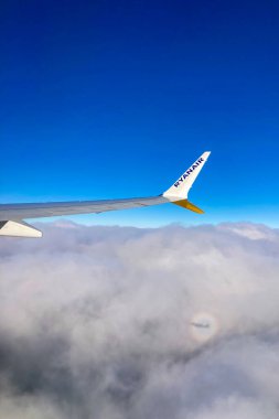 MEMINJEN, GERMANY - 3 Aralık 2024: Ryanair uçuşundan havadan görüntüleme, çarpıcı manzaralar, dağlar, nehirler, kıyı şeritleri ve Memmingen 'den Malaga yolculuğuna çıkan bulutlar