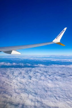 MEMINJEN, GERMANY - 3 Aralık 2024: Ryanair uçuşundan havadan görüntüleme, çarpıcı manzaralar, dağlar, nehirler, kıyı şeritleri ve Memmingen 'den Malaga yolculuğuna çıkan bulutlar