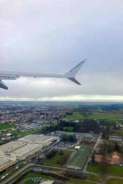 MEMINJEN, GERMANY - 3 Aralık 2024: Ryanair uçuşundan havadan görüntüleme, çarpıcı manzaralar, dağlar, nehirler, kıyı şeritleri ve Memmingen 'den Malaga yolculuğuna çıkan bulutlar