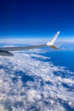 MEMINJEN, GERMANY - 3 Aralık 2024: Ryanair uçuşundan havadan görüntüleme, çarpıcı manzaralar, dağlar, nehirler, kıyı şeritleri ve Memmingen 'den Malaga yolculuğuna çıkan bulutlar