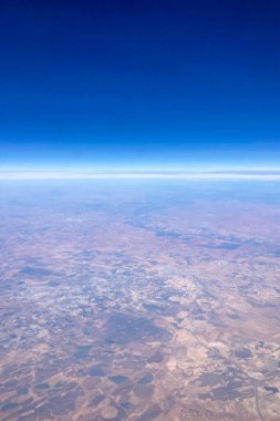 Uçuştan hava manzarası, çarpıcı manzaralar, dağlar, nehirler, kıyı şeritleri ve bulutlar.