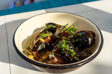 Ukrayna 'nın Mykolaivka kentindeki bir deniz ürünleri restoranı olan Çernomorka' da bulunan Karadeniz 'in tadını deneyin..