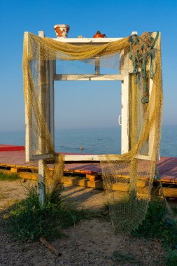 MYKOLAIVKA, UKRAINE - 19 Temmuz 2021: Ukrayna 'nın Mykolaivka kentinde bir deniz ürünleri restoranı olan Çernomorka' daki Karadeniz lezzetlerini deneyin..