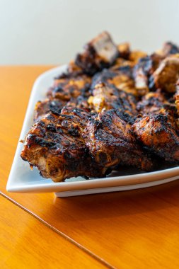 Lezzetli bir tabak ızgara et, domuz eti, tavuk ve sığır eti, taze ızgara ve sıcacık bir yemek..