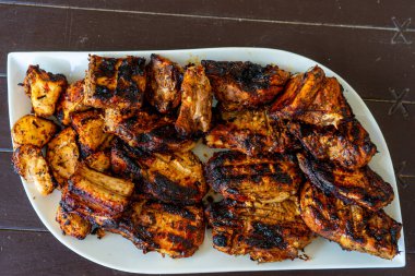 Lezzetli bir tabak ızgara et, domuz eti, tavuk ve sığır eti, taze ızgara ve sıcacık bir yemek..