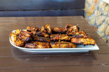 Lezzetli bir tabak ızgara et, domuz eti, tavuk ve sığır eti, taze ızgara ve sıcacık bir yemek..