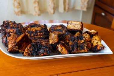 Lezzetli bir tabak ızgara et, domuz eti, tavuk ve sığır eti, taze ızgara ve sıcacık bir yemek..