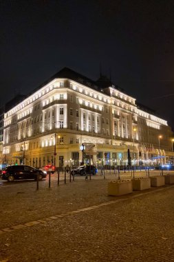 SLOVAKIA, BRATISLAVA - 8 Ocak 2025: Bratislava 'daki tarihi şehir merkezinde yürüyüş