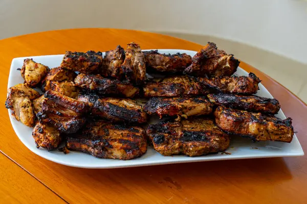 Lezzetli bir tabak ızgara et, domuz eti, tavuk ve sığır eti, taze ızgara ve sıcacık bir yemek..