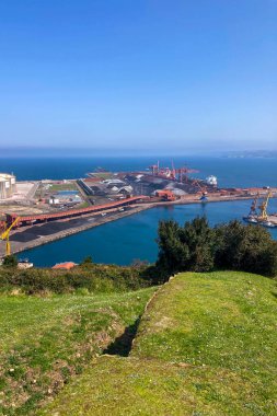 GijON, İspanya - 7 Nisan 2025: Gijn limanı Gijn, Asturias, İspanya 'daki manzaralı kıyı manzaraları arasında yerleşim yerleri