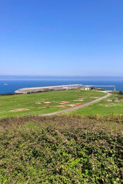 GIJON, İspanya - 7 Nisan 2025: La Campa Torres Arkeolojik Doğal Parkı, Gijn, Asturias, İspanya 'daki manzaralı kıyı manzaraları arasında Roma ve Roma öncesi yerleşimlere büyüleyici bir bakış sunuyor.