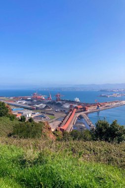 GijON, İspanya - 7 Nisan 2025: Gijn limanı Gijn, Asturias, İspanya 'daki manzaralı kıyı manzaraları arasında yerleşim yerleri