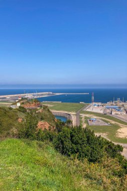 GijON, İspanya - 7 Nisan 2025: Gijn limanı Gijn, Asturias, İspanya 'daki manzaralı kıyı manzaraları arasında yerleşim yerleri