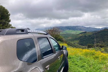 El BURGO, İspanya - 18 Nisan 2025: Sierra de las Nieves Ulusal Parkı yolunda Renault Duster, İspanya