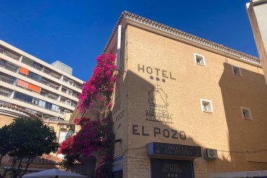 TORREMOLINOS, SPAIN - 24 Mayıs 2025: İspanya 'nın Torremolinos kıyı şeridi boyunca huzurlu bir yürüyüş, manzaralı ve ferahlatıcı bir deniz meltemi.