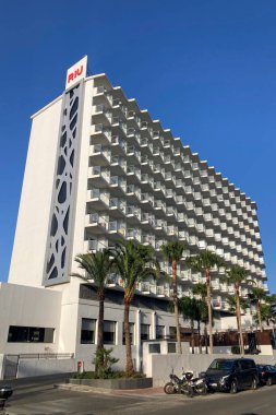 TORREMOLINOS, SPAIN - 24 Mayıs 2025: İspanya 'nın Torremolinos kıyı şeridi boyunca huzurlu bir yürüyüş, manzaralı ve ferahlatıcı bir deniz meltemi.