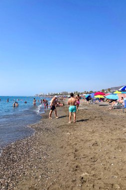 TORREMOLINOS, SPAIN - 24 Mayıs 2025: İspanya 'nın Torremolinos kıyı şeridi boyunca huzurlu bir yürüyüş, manzaralı ve ferahlatıcı bir deniz meltemi.