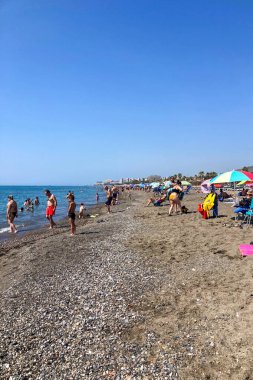 TORREMOLINOS, SPAIN - 24 Mayıs 2025: İspanya 'nın Torremolinos kıyı şeridi boyunca huzurlu bir yürüyüş, manzaralı ve ferahlatıcı bir deniz meltemi.