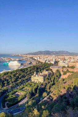 MALAGA, İspanya - 28 Mayıs 2025: İspanya 'nın Malaga kentindeki kıyı atmosferinin cazibesine kapılırken canlı şehrin ve hareketli limanın çarpıcı panoramik manzarasının tadını çıkarmak