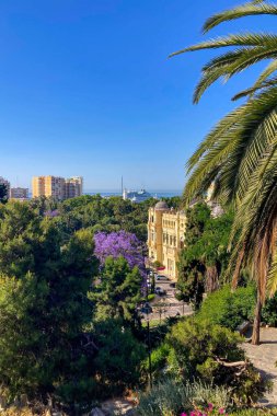 MALAGA, İspanya - 28 Mayıs 2025: İspanya 'nın Malaga kentindeki kıyı atmosferinin cazibesine kapılırken canlı şehrin ve hareketli limanın çarpıcı panoramik manzarasının tadını çıkarmak