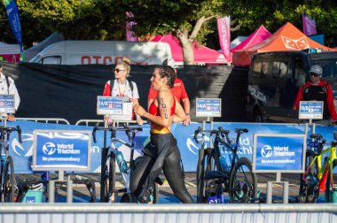 TORREMOLINOS, İspanya - 20 Ekim 2024: Dünya Triatlon Şampiyonası finali, 20 Ekim 2024 tarihinde İspanya 'nın Torremolinos kentinde felçliler