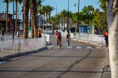 TORREMOLINOS, İspanya - 20 Ekim 2024: Dünya Triatlon Şampiyonası finali, 20 Ekim 2024 tarihinde İspanya 'nın Torremolinos kentinde felçliler