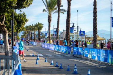TORREMOLINOS, İspanya - 20 Ekim 2024: Dünya Triatlon Şampiyonası finali, 20 Ekim 2024 tarihinde İspanya 'nın Torremolinos kentinde felçliler