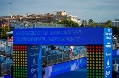 TORREMOLINOS, İspanya - 20 Ekim 2024: Dünya Triatlon Şampiyonası finali, 20 Ekim 2024 tarihinde İspanya 'nın Torremolinos kentinde felçliler