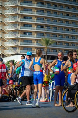 TORREMOLINOS, İspanya - 20 Ekim 2024: Dünya Triatlon Şampiyonası finali, 20 Ekim 2024 tarihinde İspanya 'nın Torremolinos kentinde felçliler
