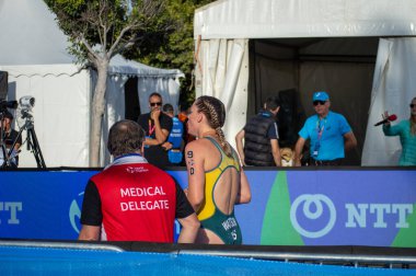TORREMOLINOS, İspanya - 20 Ekim 2024: Dünya Triatlon Şampiyonası finali, 20 Ekim 2024 tarihinde İspanya 'nın Torremolinos kentinde felçliler