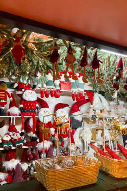 MALAGA, İspanya - 21 Aralık 2024 'te şehir merkezi büyüleyici Noel süslemeleriyle parlayarak İspanya' nın Malaga kentinde şenlikli bir harikalar diyarı yarattı.