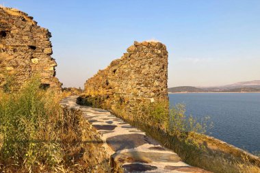 Muhteşem gün batımı İspanya 'nın büyüleyici Salvatierra de Tormes köyüne sıcak altın ve turuncu renkler döküyor.