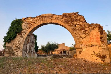 Muhteşem gün batımı İspanya 'nın büyüleyici Salvatierra de Tormes köyüne sıcak altın ve turuncu renkler döküyor.